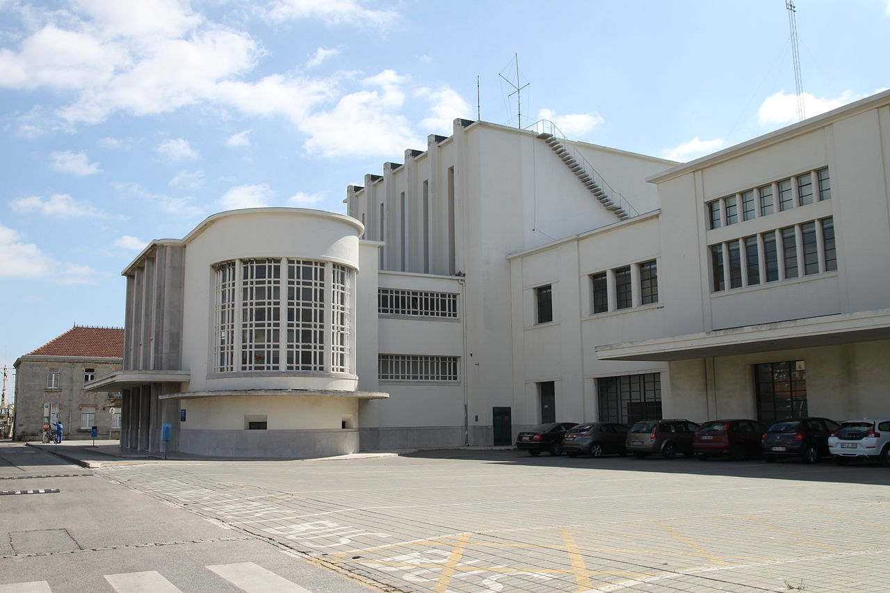 1280px-Gare_Marítima_da_Rocha_Conde_de_Óbidos_8278.jpg