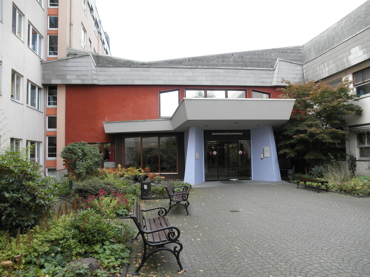 1280px-Gemeinschaftskrankenhaus_Herdecke_en_aŭtuno_04.jpg