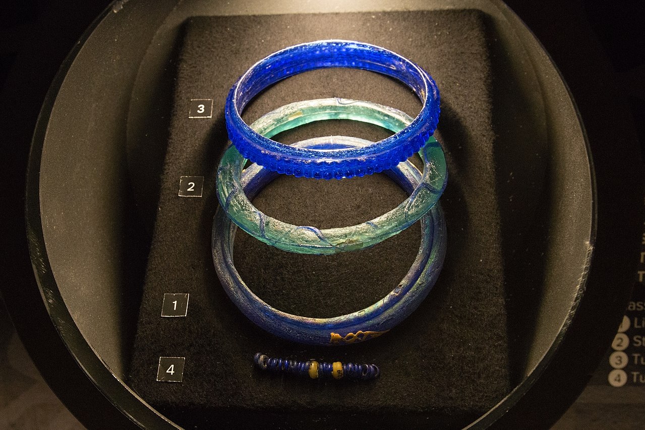 1280px-Glass_bracelets,_La_Tène_culture,_NM_Prague,_188021.jpg