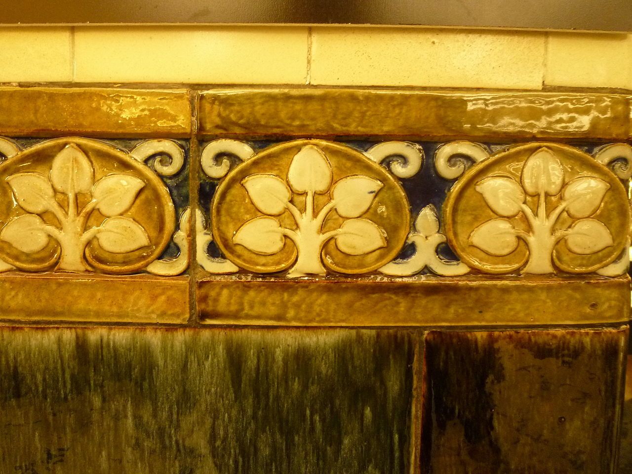 1280px-Harrods_Food_Hall,_Brompton_Road,_London_(8489077808).jpg