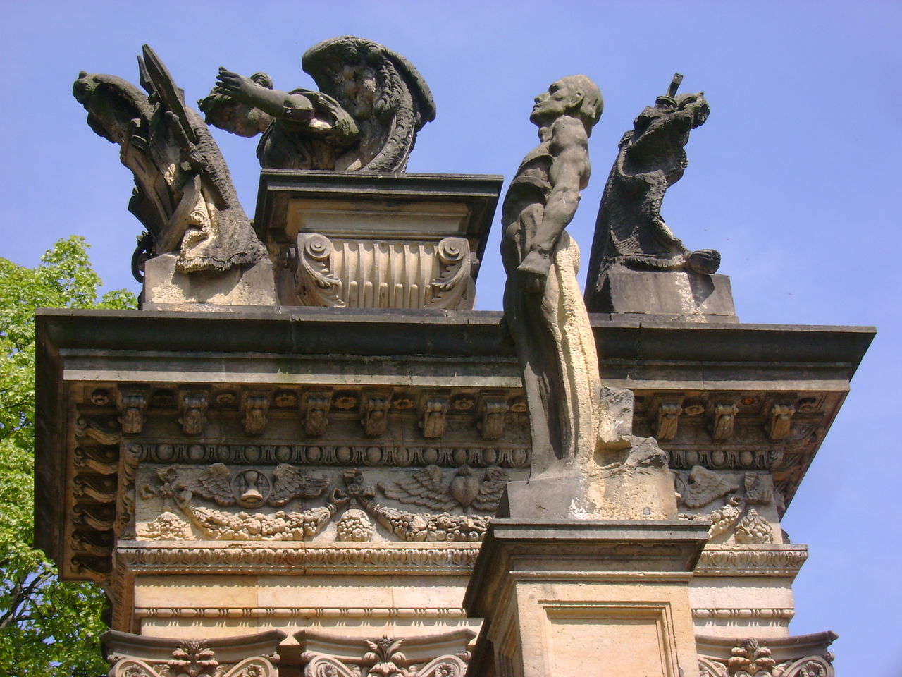 1280px-Horice-Gothard-PortalC2011c.jpg