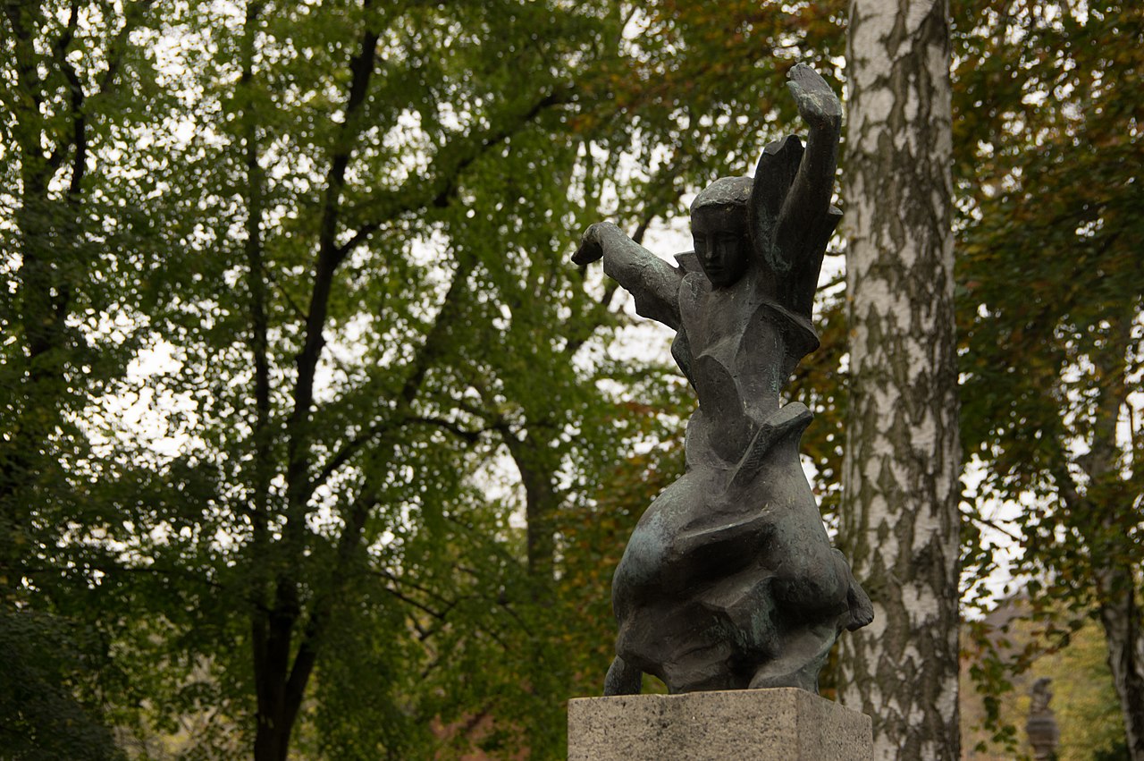 1280px-III._Städtischer_Friedhof_Stubenrauchstraße_Erhrengrab_Ferruccio_Busoni_03.jpg