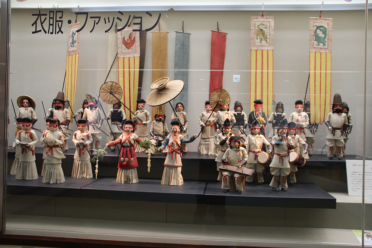 1280px-Japanese_Figurines_(29434913624).jpg