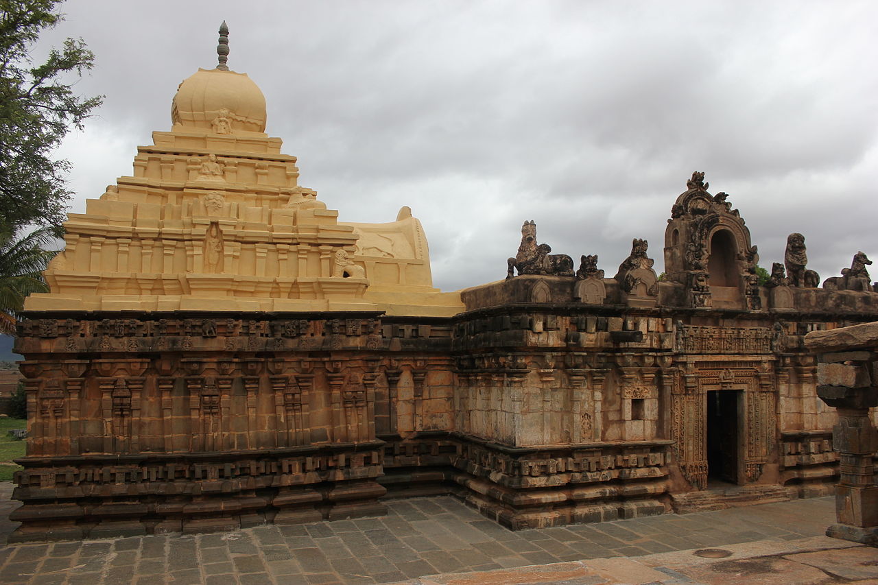 1280px-Kalleshvara_temple_(987_AD)_at_Bagali_1.jpg