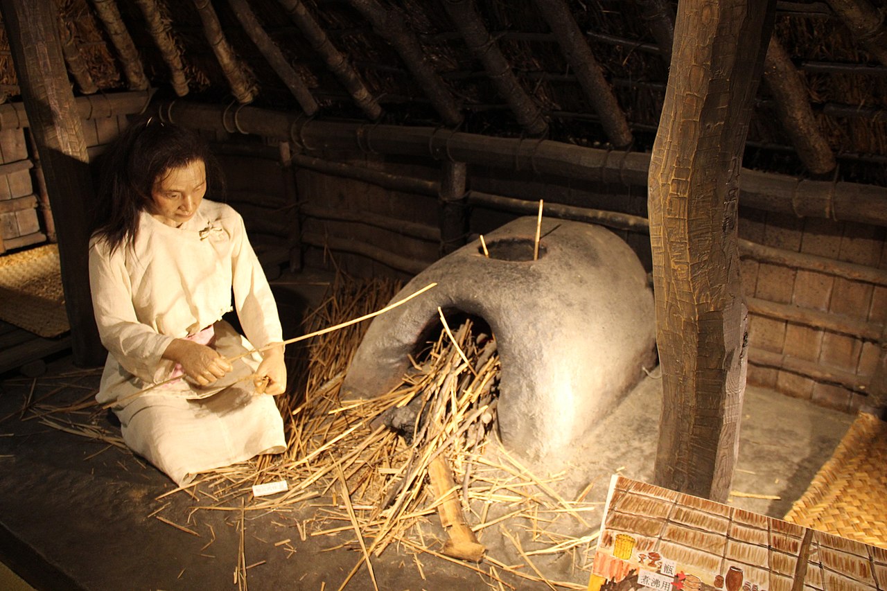 1280px-Kofun_Era_House_Interior_(29435624213).jpg