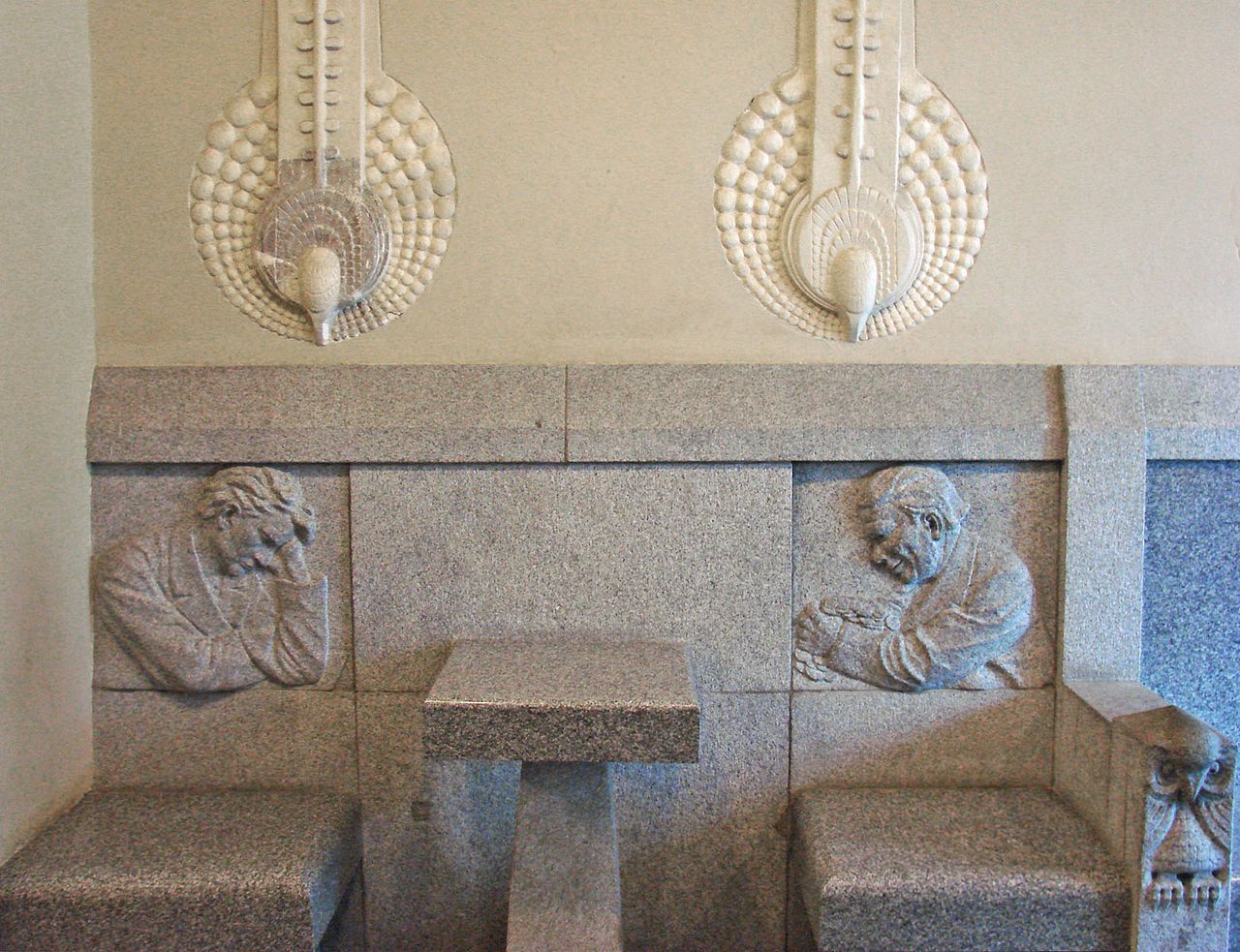 1280px-Lentrée_du_Jugendsali_(Helsinki)_(2750148371).jpg