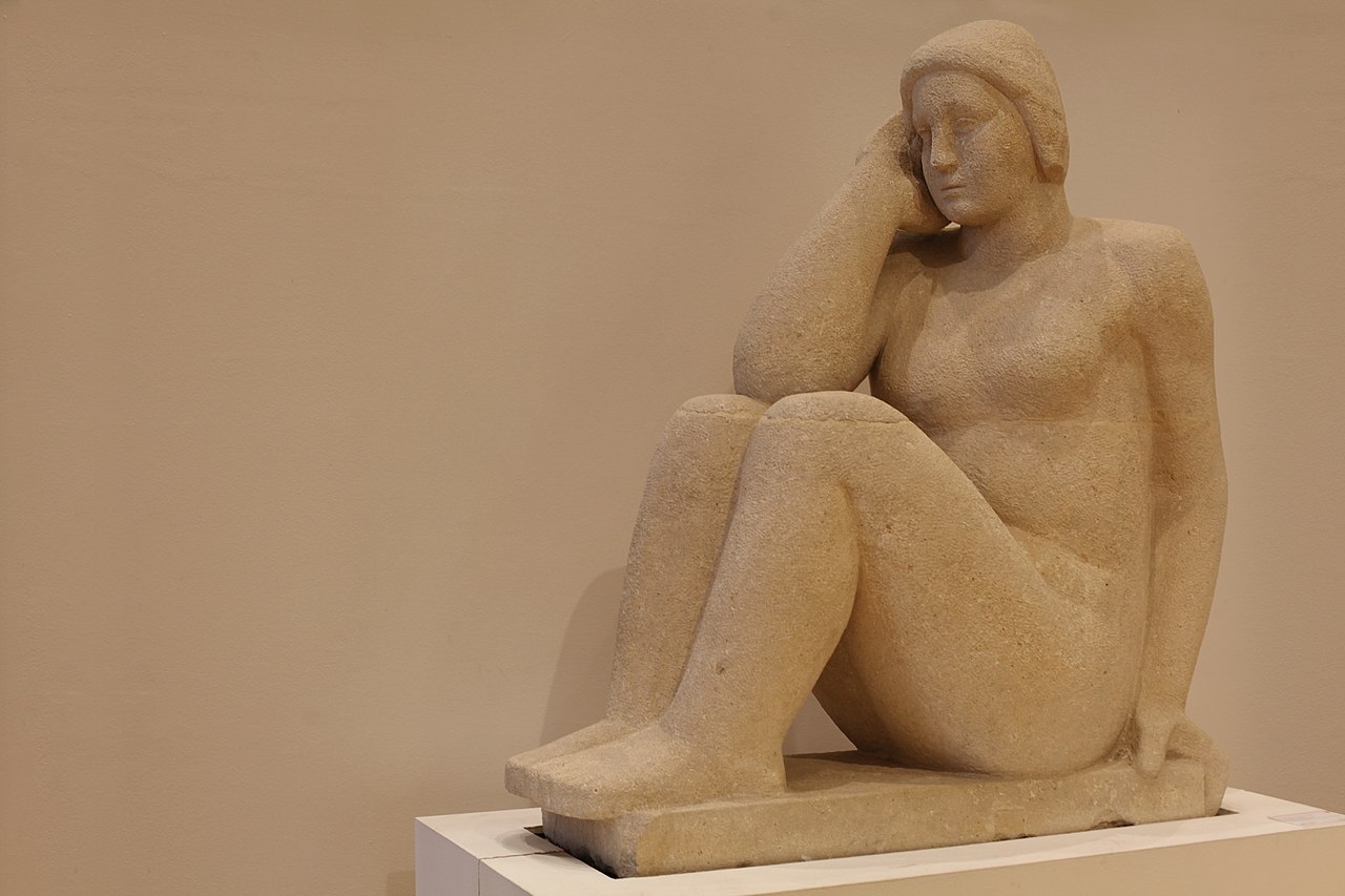 1280px-Leone_Lodi_e_Mario_Sironi,_Statua_di_donna_seduta_(1933).jpg