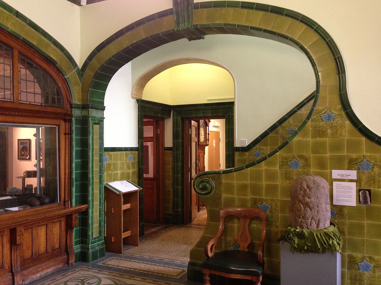 1280px-Lobby_of_Pontefract_Museum,_Pontefract,_UK.jpg