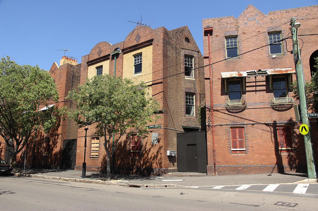 1280px-Lower_Fort_Street_(30-42)_and_Trinity_Avenue_(2-4),_Millers_Point.jpg