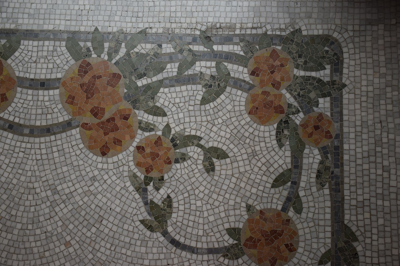 1280px-Maison_Leon_Losseau_-_mosaique_de_sol_-_detail_d_angle.jpg