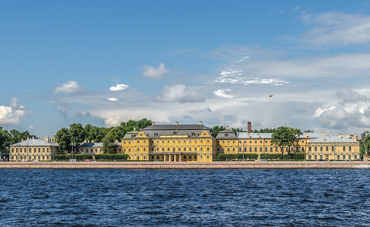 1280px-Menshikov_Palace_in_SPB.jpg