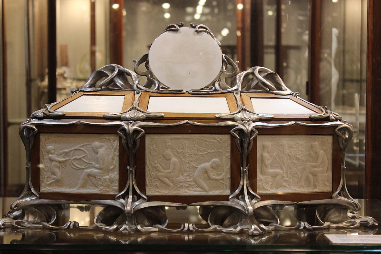 1280px-Musée_Cinquantenaire_coffret_de_mariage.jpg