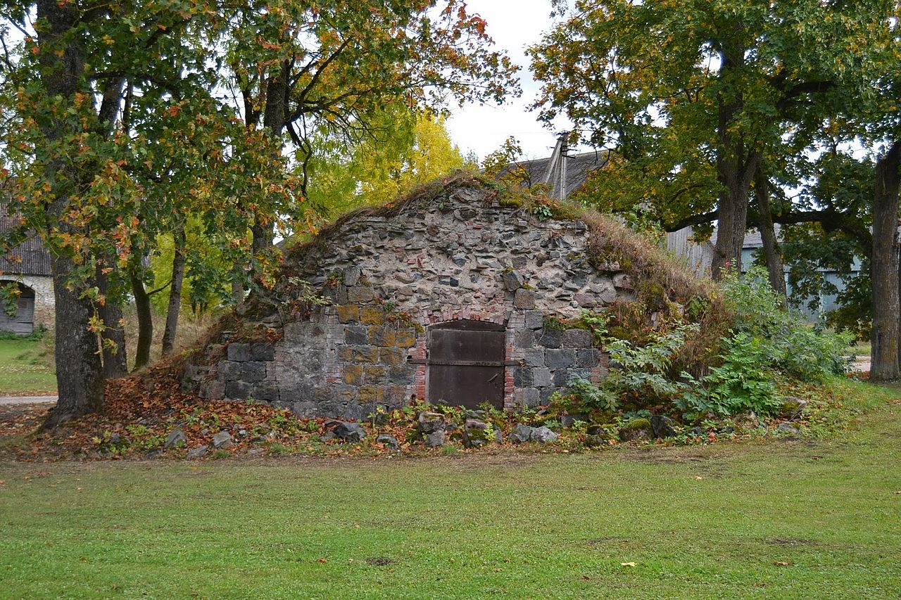 1280px-Neeruti_mõisa_kelder_2013.jpg