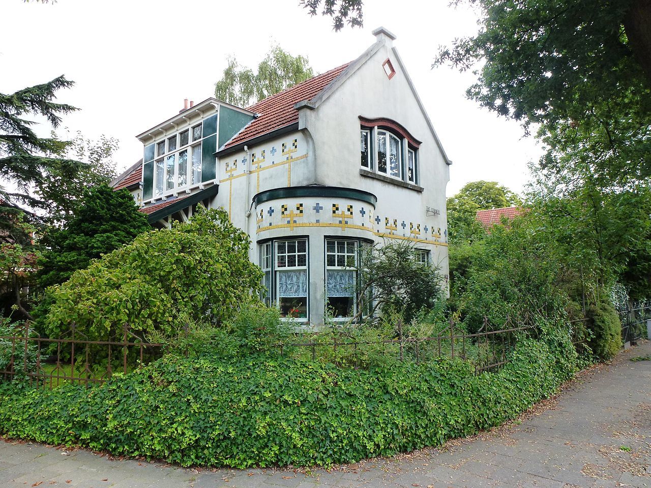1280px-Nijmegen_Tweede_Oude_Heselaan_522.jpg