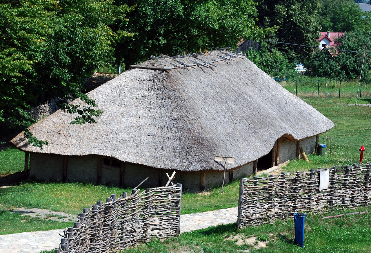 1280px-Nowa_Słupia_Centrum_chata_XI_2.jpg