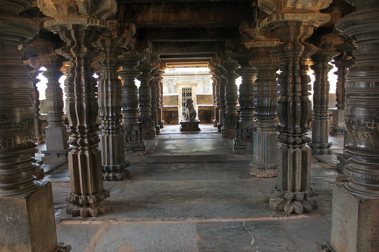 1280px-Open_mantapa_(hall)_in_Kalleshvara_temple_at_Bagali.jpg