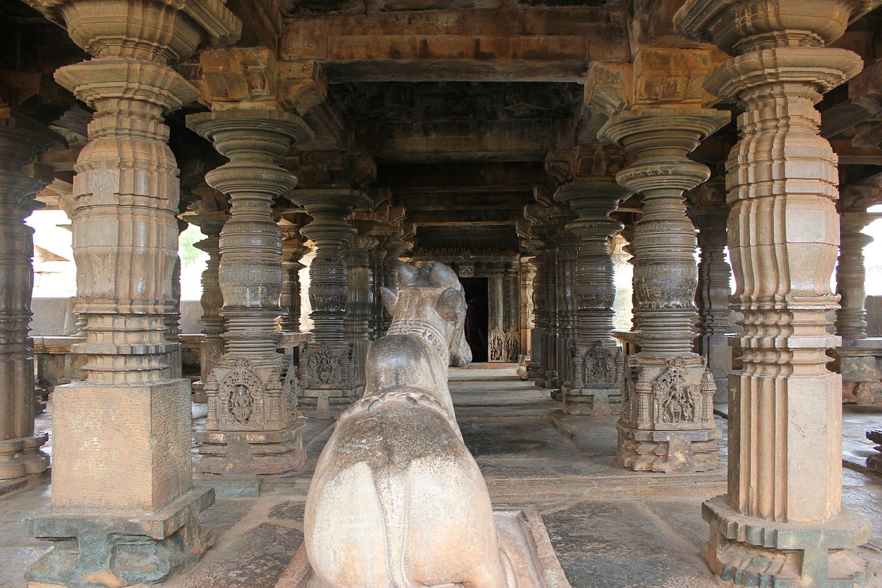 1280px-Open_mantapa_(hall)_in_Kalleshvara_temple_at_Bagali_1.jpg