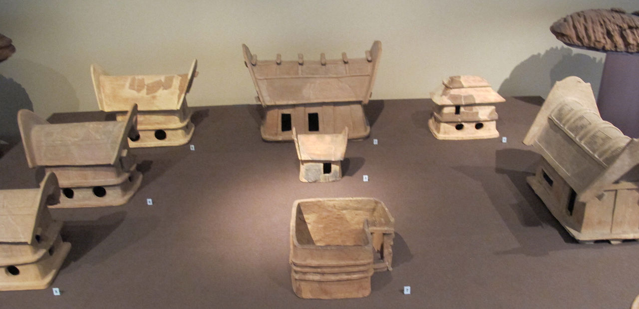 1280px-Periodo_kofun,_haniwa,_casette,_VI_sec.JPG