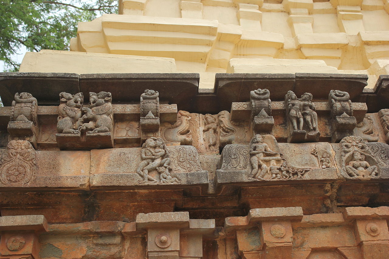 1280px-Shrine_wall_erotic_sculptures_in_Kalleshvara_temple_at_Bagali_1.jpg