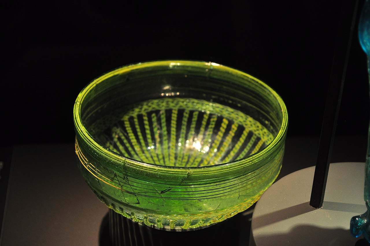 1280px-The_Vikings_Begin_21_-_glass_bowl_from_Valsgärde_boat_grave_6,_7th_century.jpg