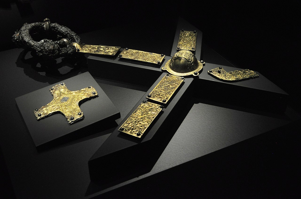 1280px-The_Vikings_Begin_43_-_horse_harness_from_Valsgärde_boat_graves_6_&_7,_7th_century.jpg