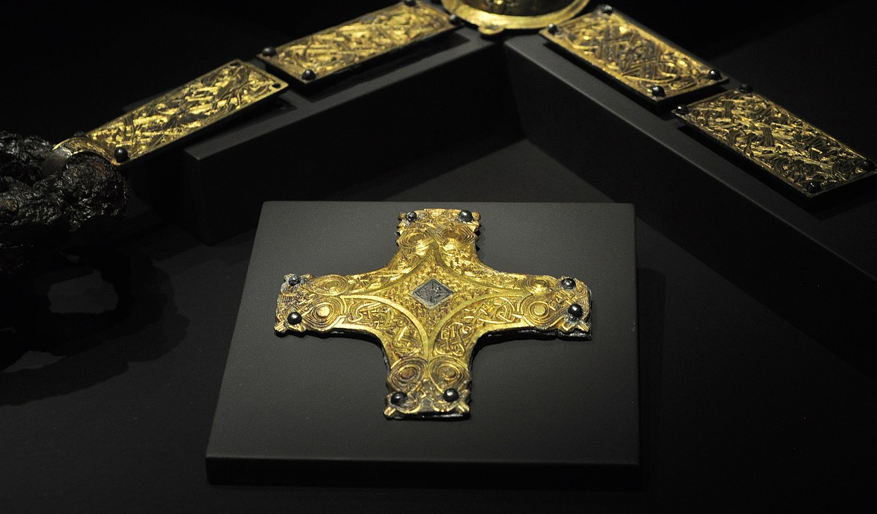 1280px-The_Vikings_Begin_44_-_horse_harness_from_Valsgärde_boat_graves_6_&_7,_7th_century.jpg