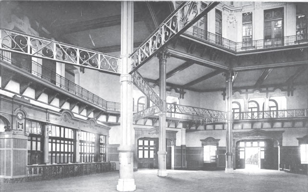 1280px-Tokyo_station_Marunouchi_building_entrance_hall_1914.jpg