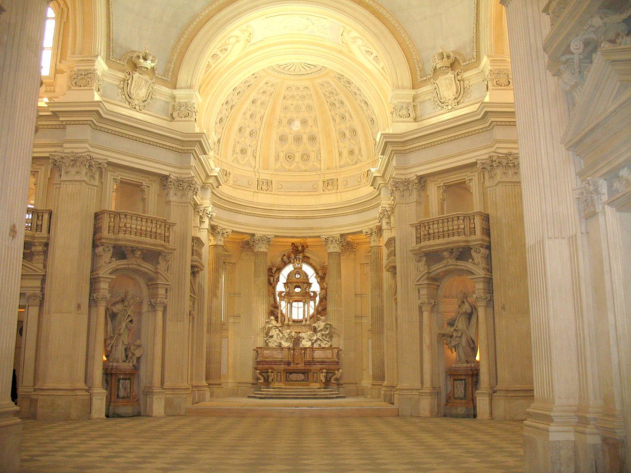 1280px-Venaria_Reale-Chiesa_di_Sant'Uberto-IMG_1929.jpg