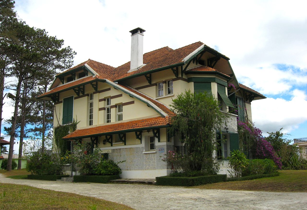 1280px-Villa,_18_Tran_Hung_Dao_Street,_Da_Lat_01.jpg