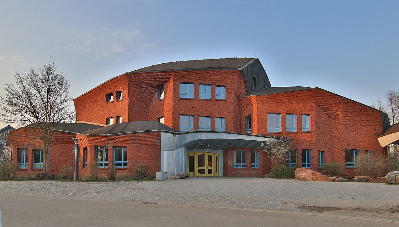 1280px-Waldorfschule_Kiel_-_Turnhallenhaus.jpg