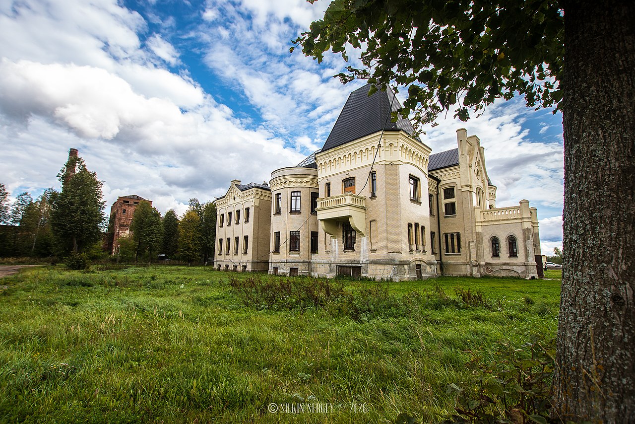 1280px-Zamok_Ponizovkina_Vid1.jpg