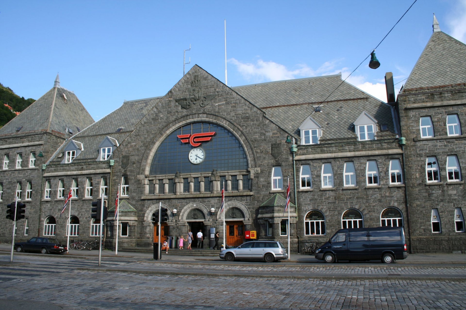13 Bergen_Railway_Station_facade.jpg