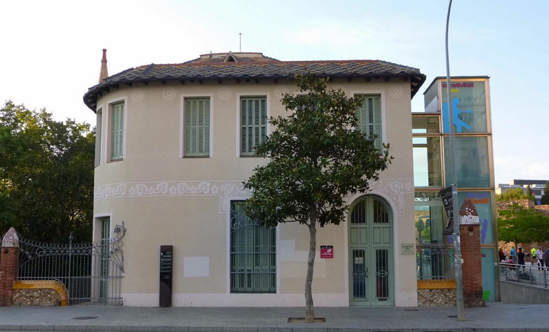 13 Tarrasa_-_Casa_Baumann_(Servei_de_Joventut_i_Lleure_Infantil_de_l'Ajuntament)_9.jpg
