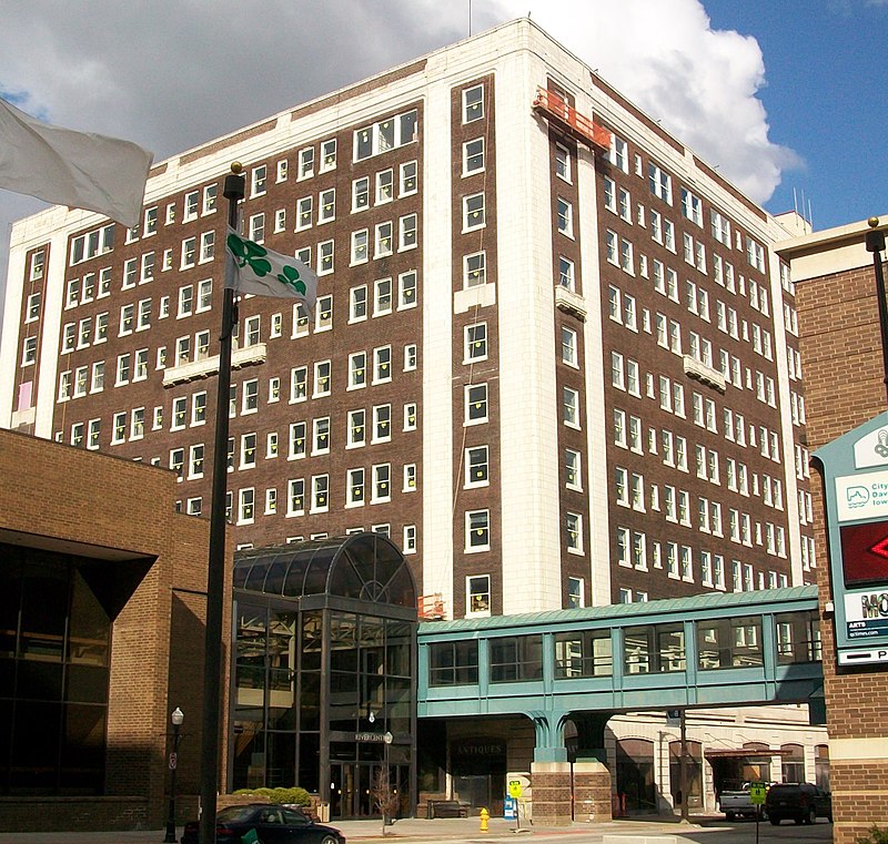 14 сшаBlackhawk_Hotel_in_Davenport,_Iowa.jpg