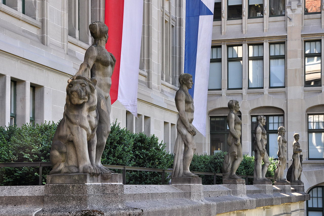 14 280px-Amthaus_III_-_Lindenhofstrasse_2011-08-01_15-45-54_ShiftN.jpg