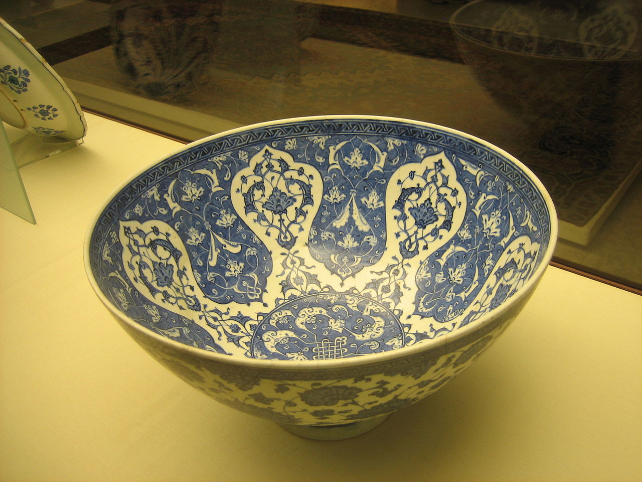 16d1280px-16th_Century_Turkish_bowl_(3578588048).jpg