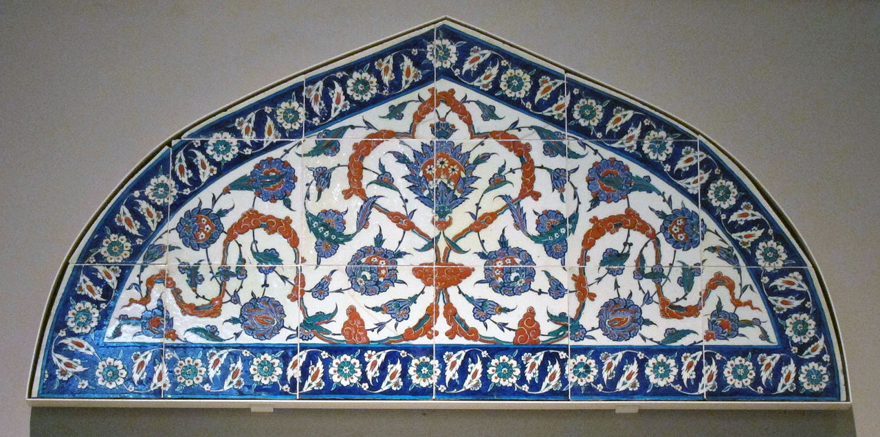 16d1280px-Iznik_tiled_lunette_panel.jpg