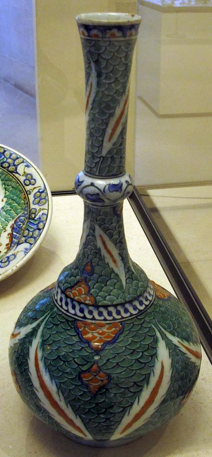 16Iznik,_bottiglia_con_decoro_a_scaglie,_1590_ca..JPG