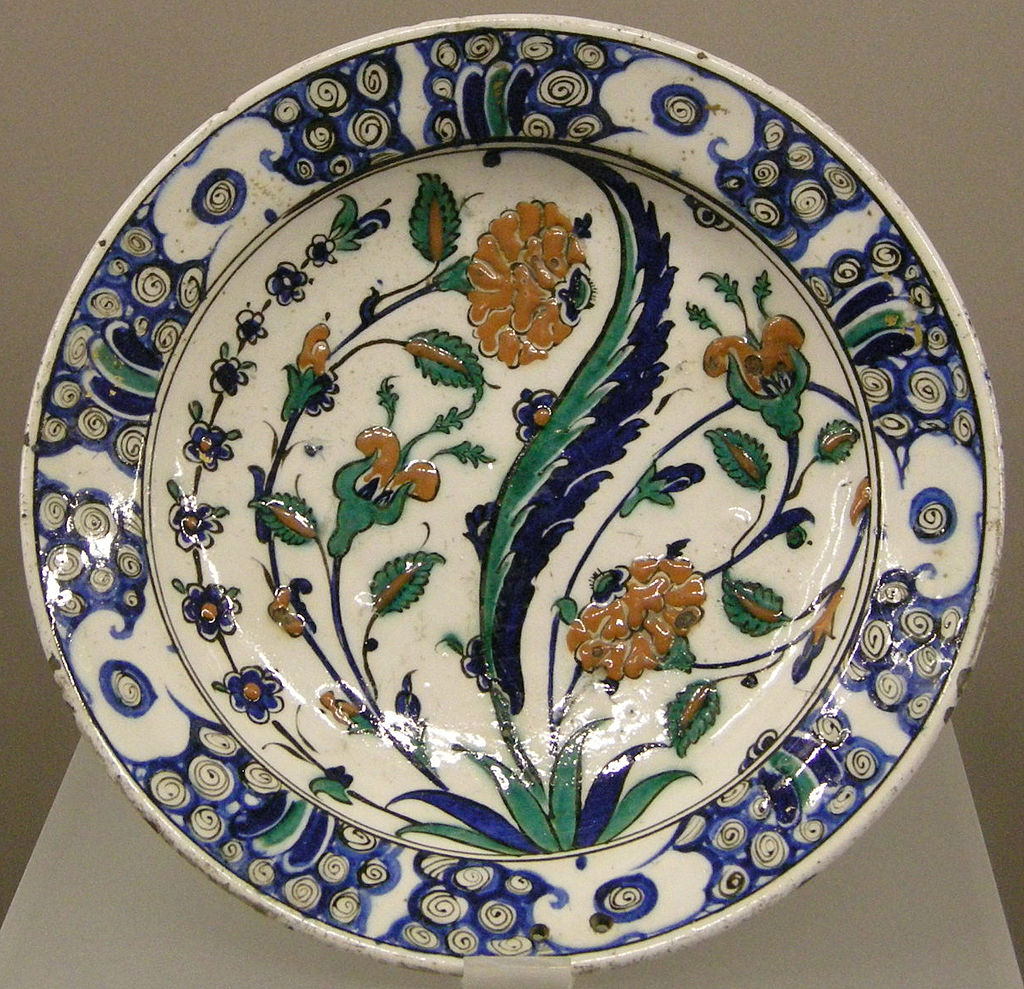 16Turchia,_iznik,_piatto,_1550-1600_ca_01.JPG