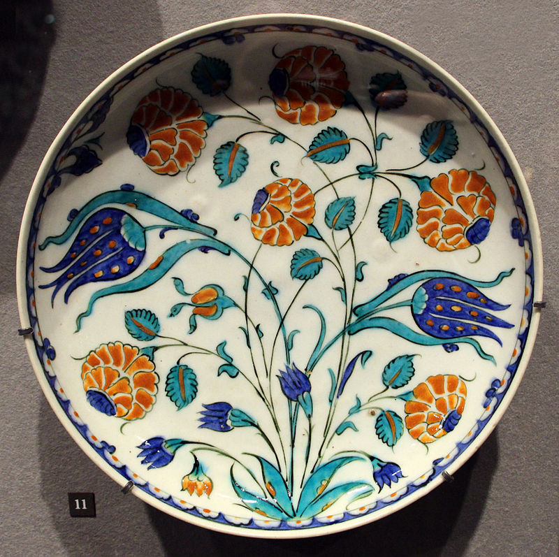 16Turchia,_iznik,_piatto_con_rose_etulipani,_1560-75_ca..JPG