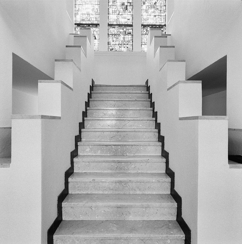 18 ар деко800px-Interieur,_trappenuis_met_glas-in-loodramen_-_Noordwijkerhout_-_20353166_-_RCE.jpg