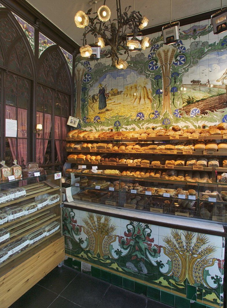 1900 Interieur_van_de_bakkerswinkel_met_toonbank_en_tege.jpg