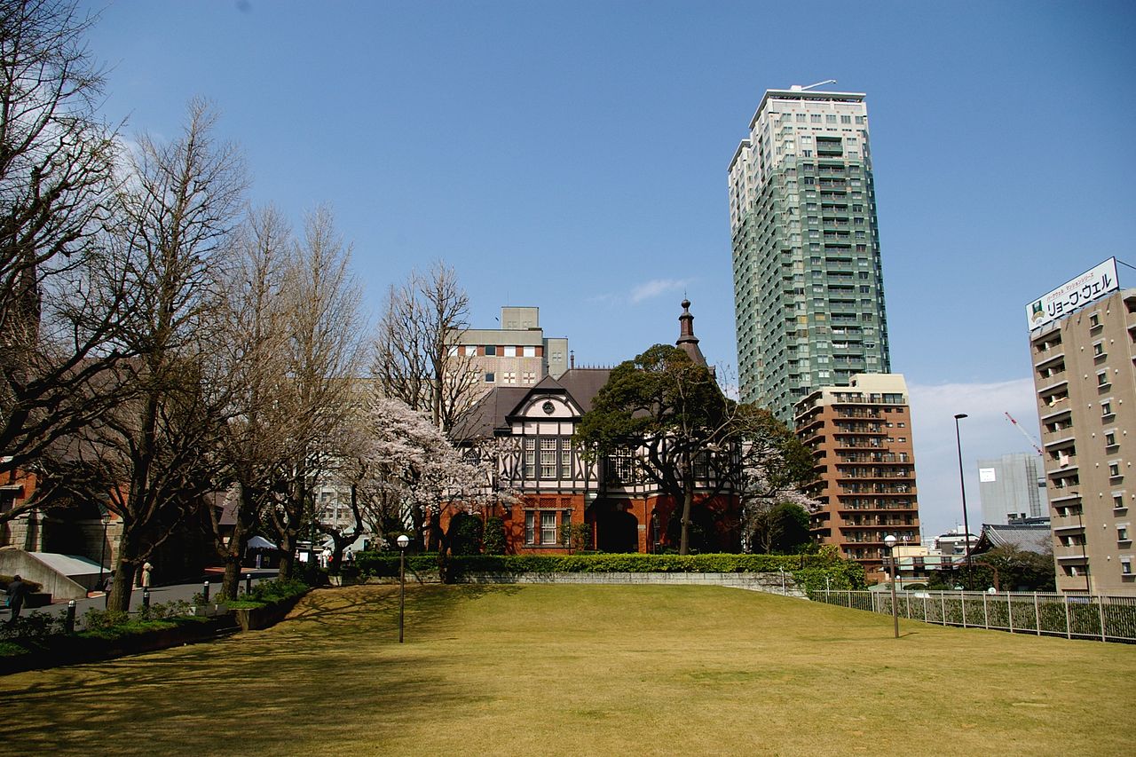 1916 1280px-Memorial_hall_in_Meijigakuin.jpg