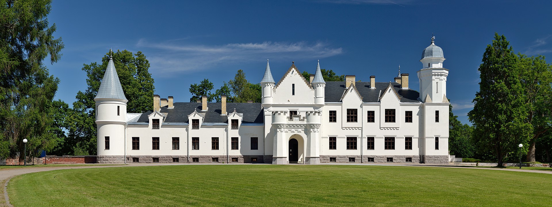 1920px-Alatskivi_mõisa_peahoone.jpg