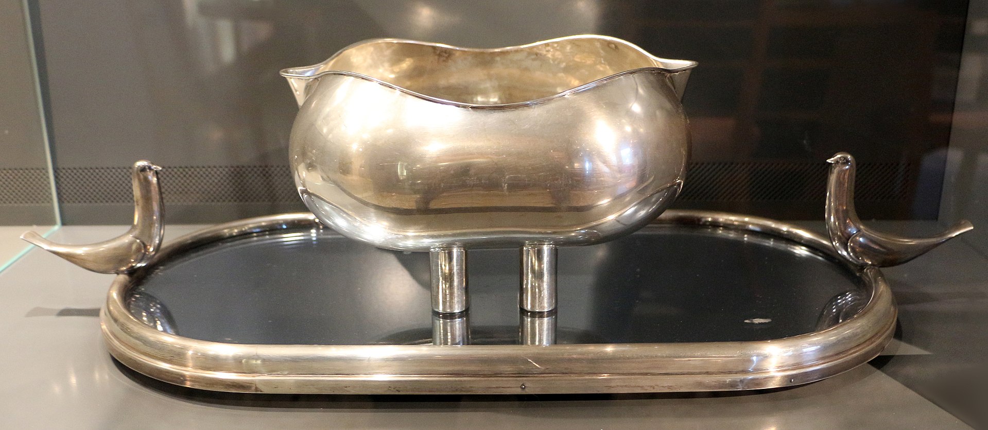1920px-Arrigo_finzi,_centrotavola_fontana,_1934,_argento_e_specchio_al_mercurio.jpg