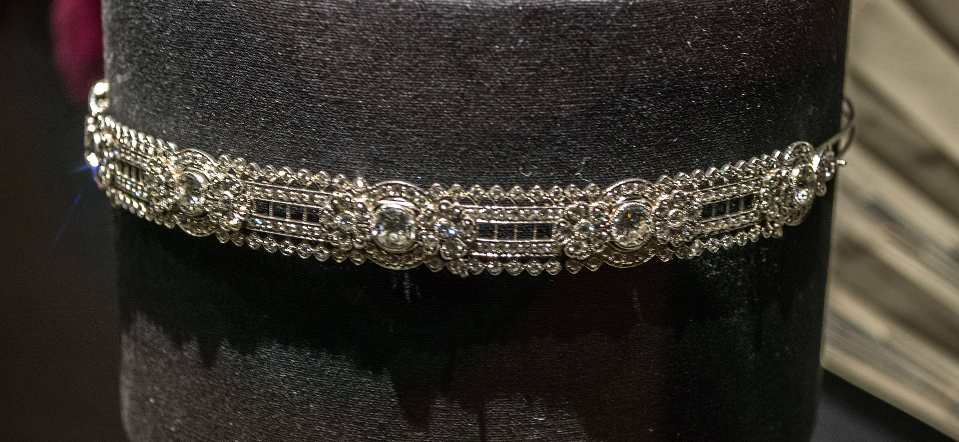 1920px-Bandeau_-_Tiffany_and_Co_(39643204272).jpg