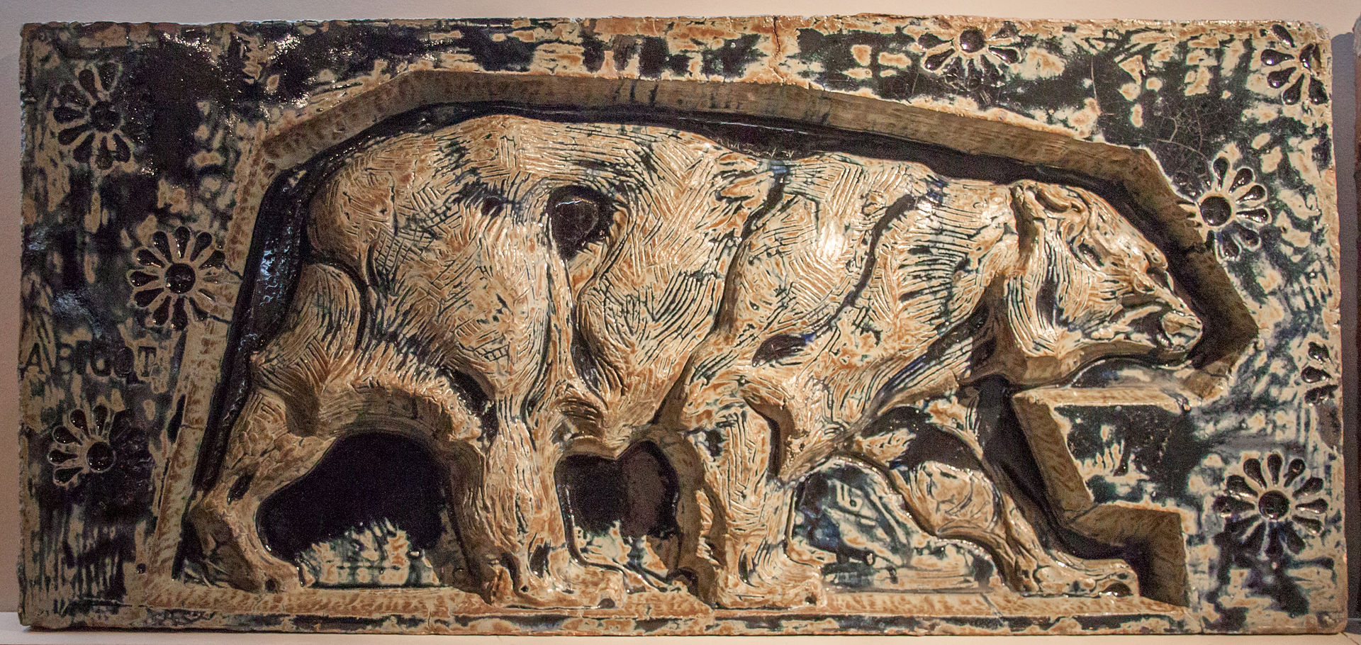 1920px-Bigot_-_Bear_-_Detail_from_the_animal_frieze_seriesion,_1900.jpg