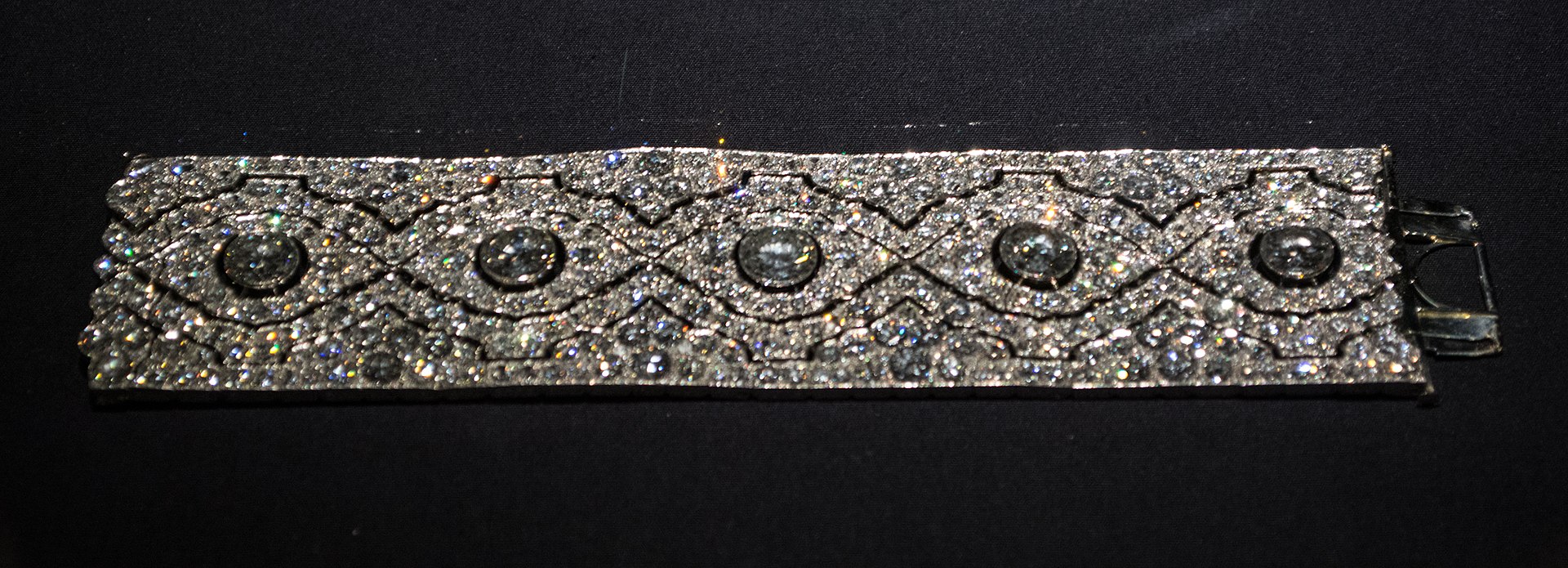 1920px-Bracelet_-_Van_Cleef_and_Arpels_(39674334011).jpg