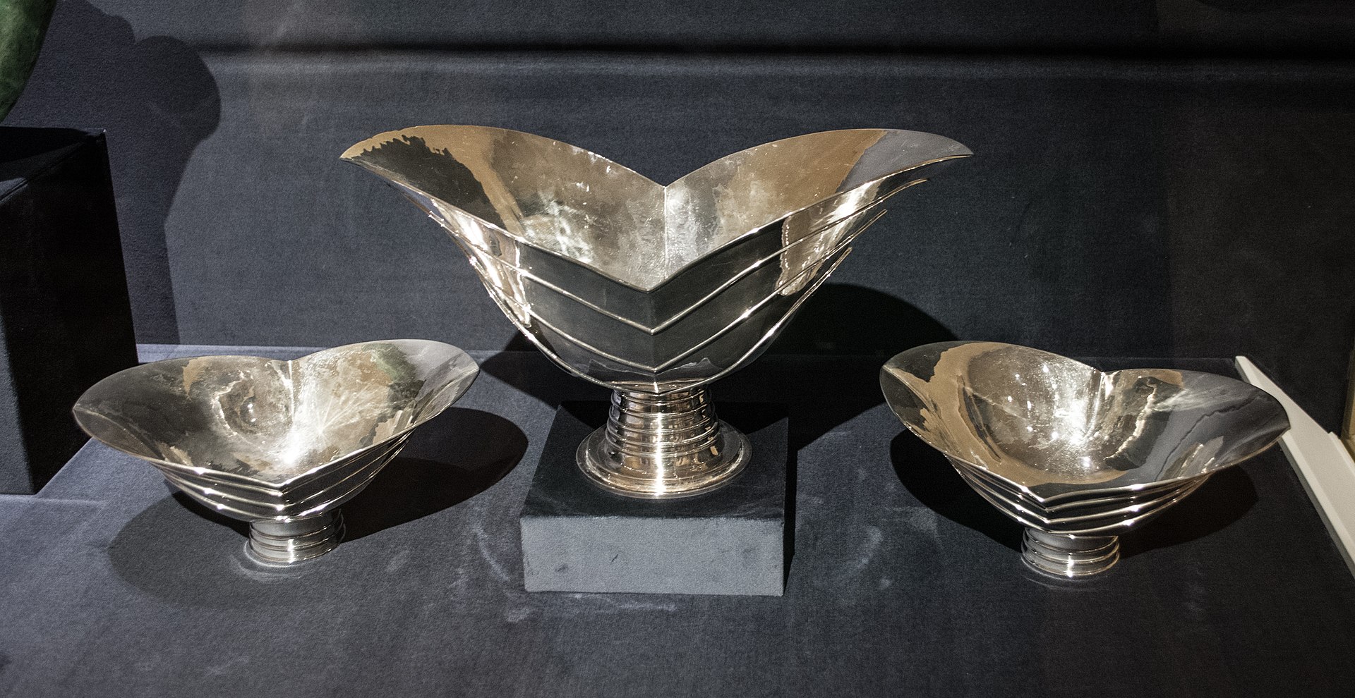 1920px-Centerpiece_and_garniture_-_Peter_Müller-Munk_(39669581531).jpg