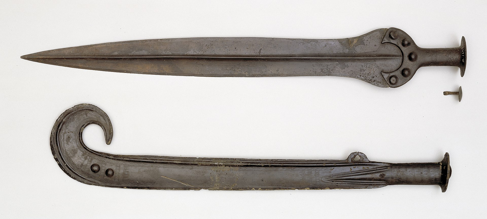 1920px-DO-6663-To_bronzesværd.jpg